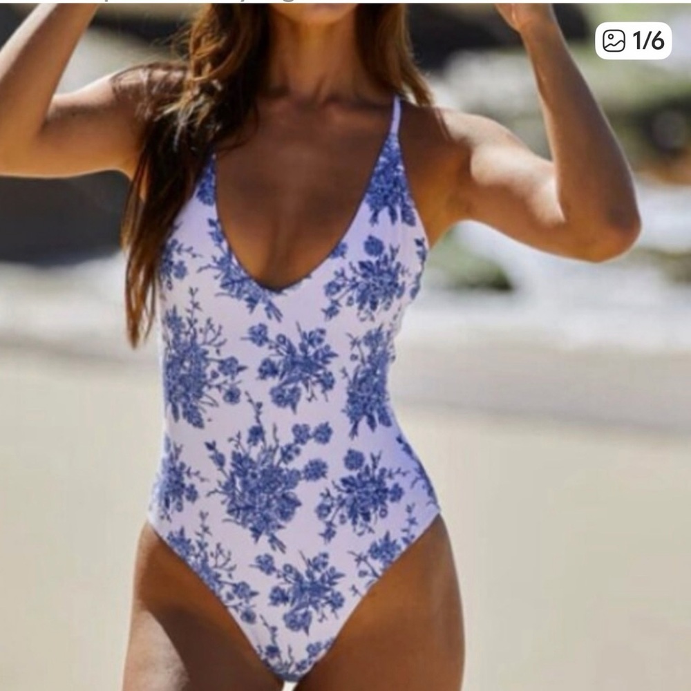 Berlioz Blue & White Toile Floral V-Neck One-Piece Swimsuit, Size Medium. NWT